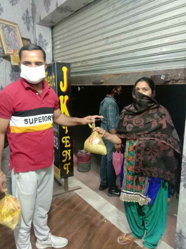 1900 fed food to needy people